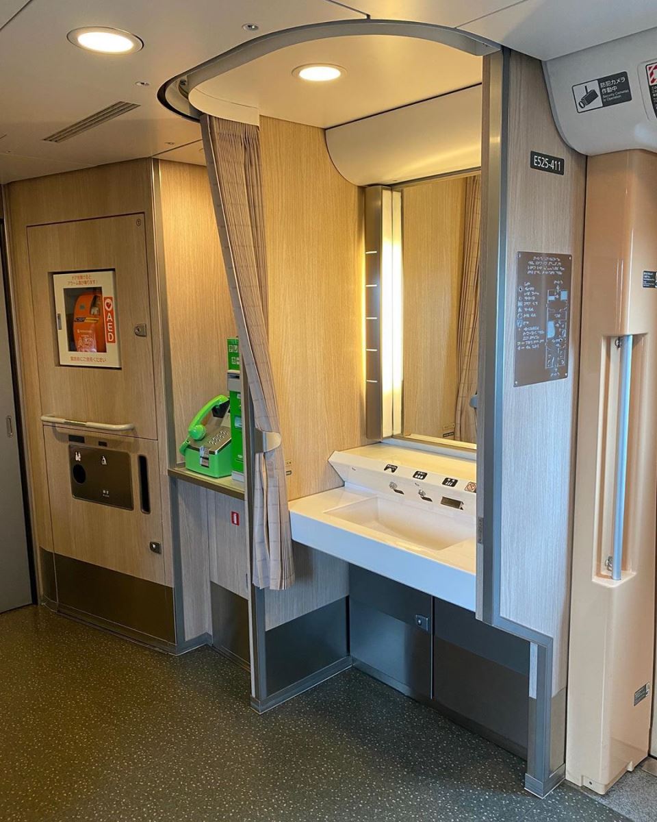 Nhà vệ sinh trên tàu Shinkansen rất sạch sẽ và tiện nghi