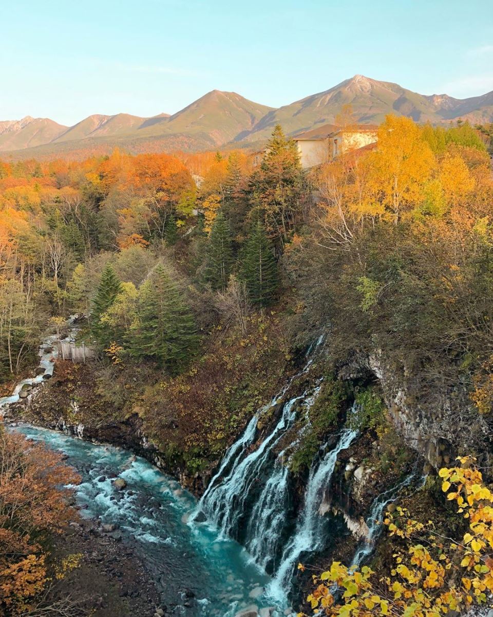 Thác nước Shirahige trở nên tuyệt đẹp với cảnh tượng mùa thu