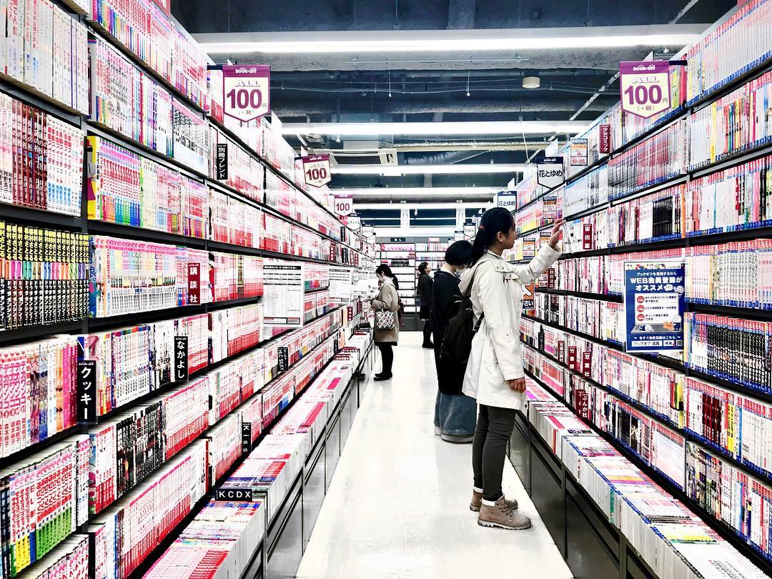 Siêu thị Book Off là nơi bày bán rất nhiều truyện tranh Manga, đồ chơi, đồ dùng học tập và văn phòng phẩm của Nhật Bản