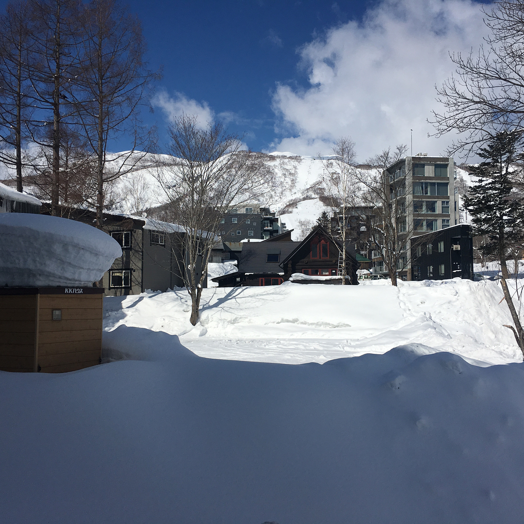 Ở Hokkaido tháng 2 vẫn rất lạnh, tuyết dày nên bạn có thể thoải mái tham gia các trò chơi trên tuyết